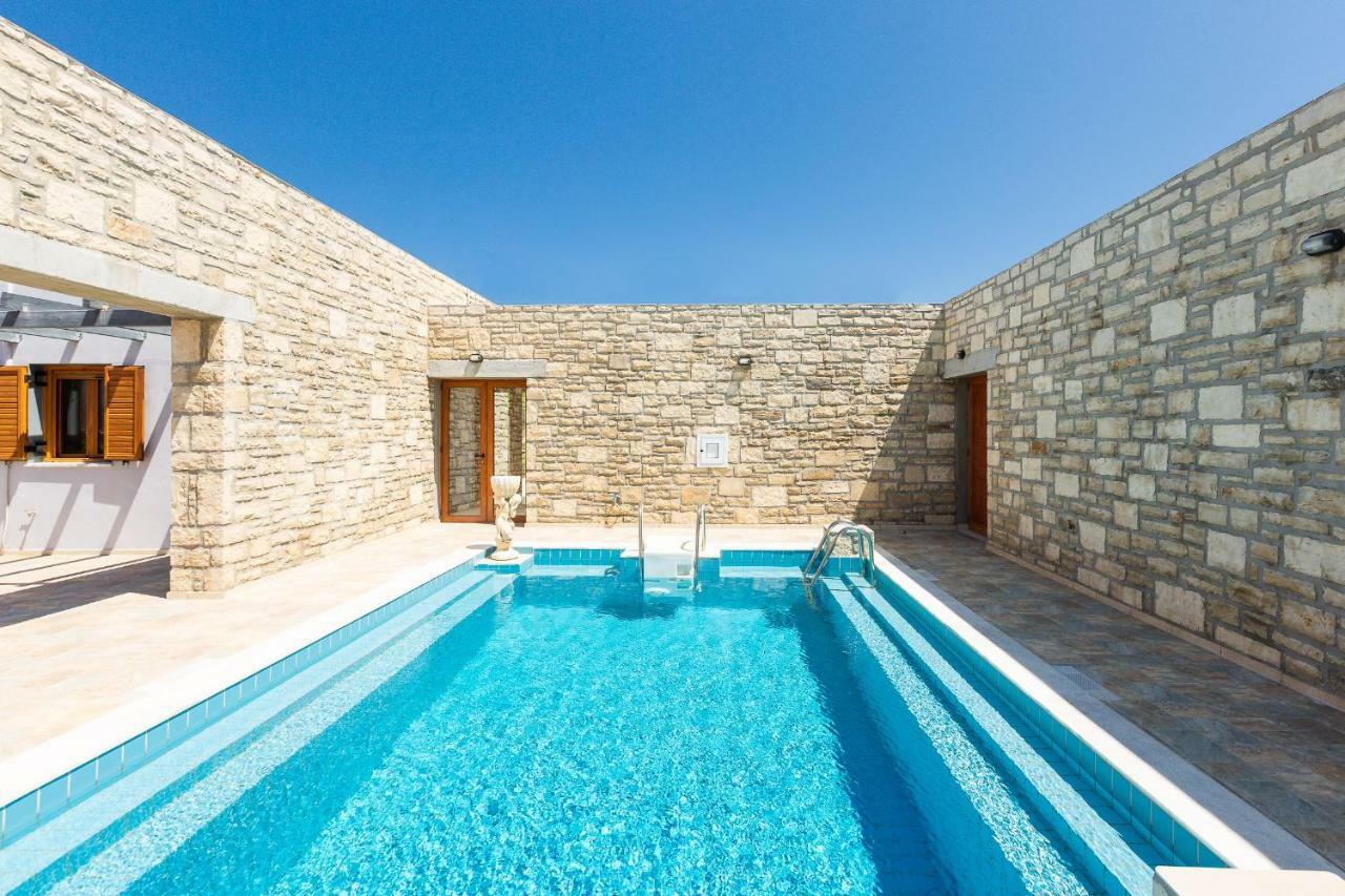 Villa Ypsilon Karoti  Luaran gambar