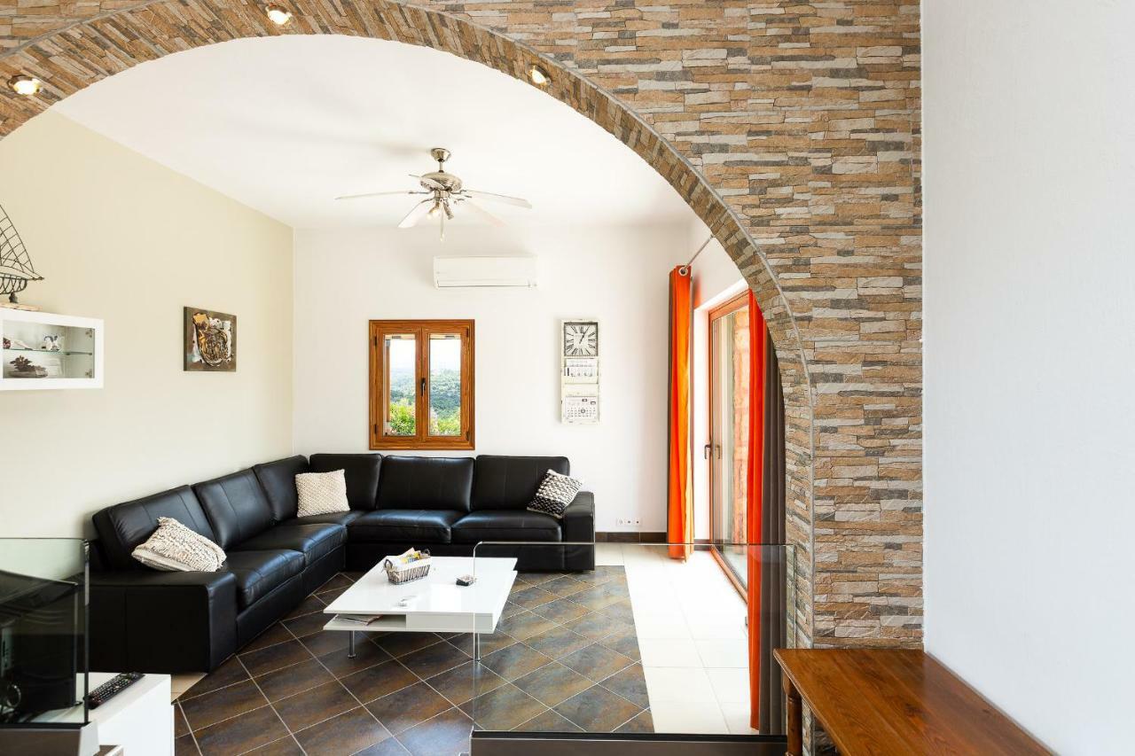 Villa Ypsilon Karoti  Luaran gambar
